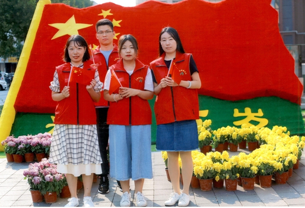 山东j9官网集团党委助力“双报到”社区 开展“我和国旗同框”活动